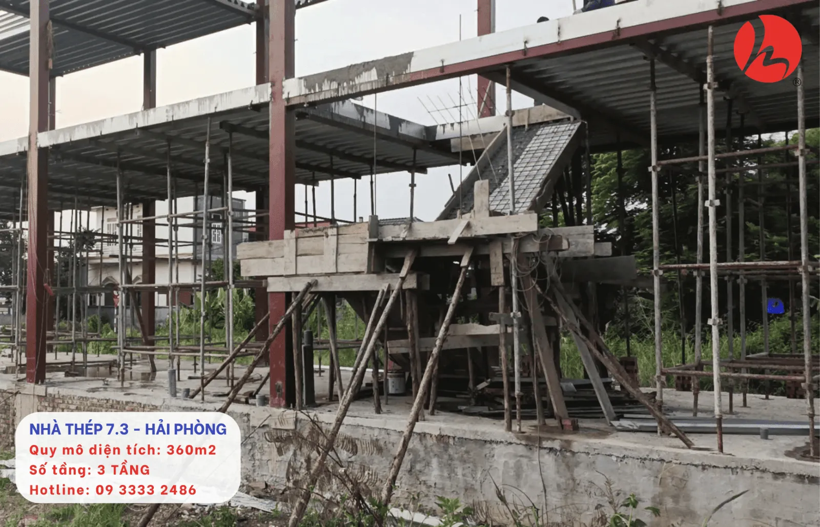 Thi công cốp pha và đổ bê tông cầu thang chính của công trình Nhà thép 7.3