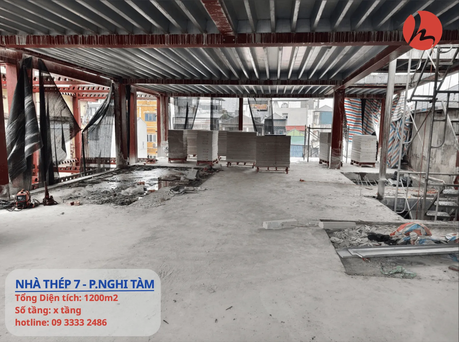Sau khi đổ bê tông toàn bộ hệ cột - dầm - sàn của dự án, Trường Giang Steel chuyển sang giai đoạn lắp đặt tấm tường bê tông khí chưng áp