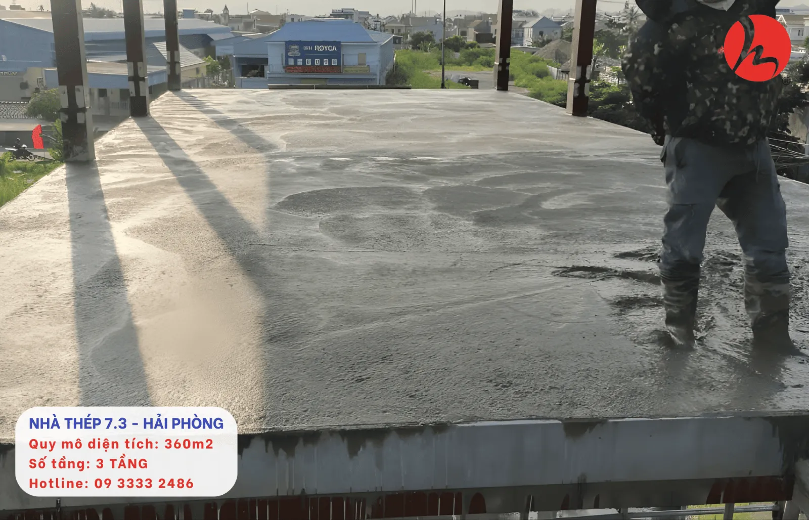 Công nhân đang đổ và làm phẳng bê tông sàn tầng 1 – giai đoạn hoàn thiện sàn deck