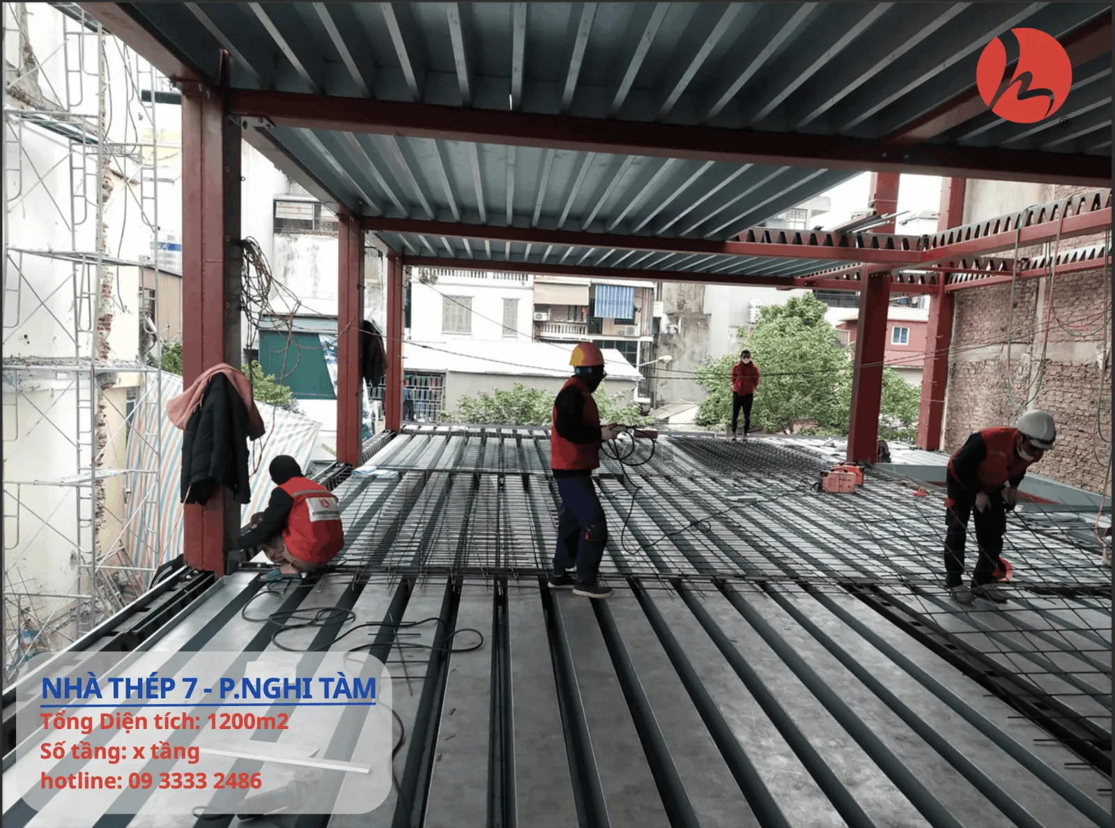 Quá trình lắp đặt hệ sàn Deck Sóng Cao được các kỹ thuật viên của Trường Giang Steel thực hiện