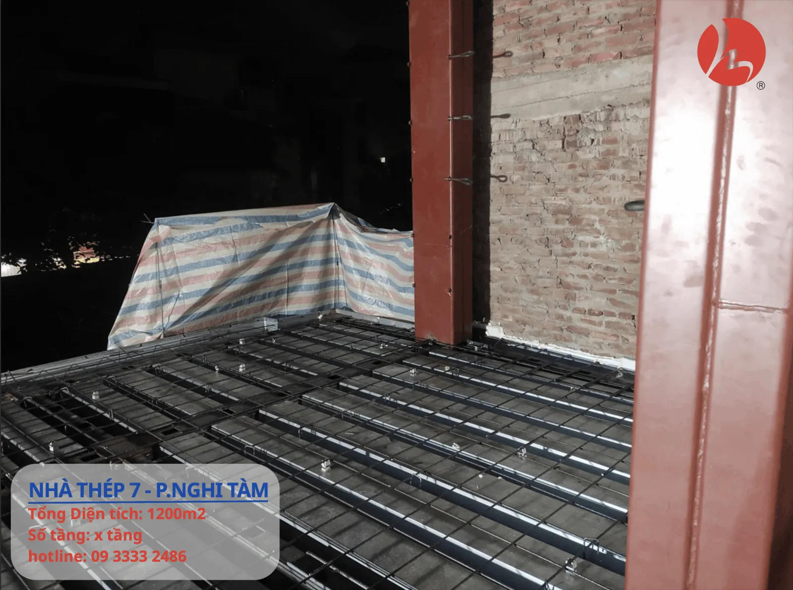 Quá trình lắp đặt hệ sàn Deck Sóng Cao được các kỹ thuật viên của Trường Giang Steel thực hiện