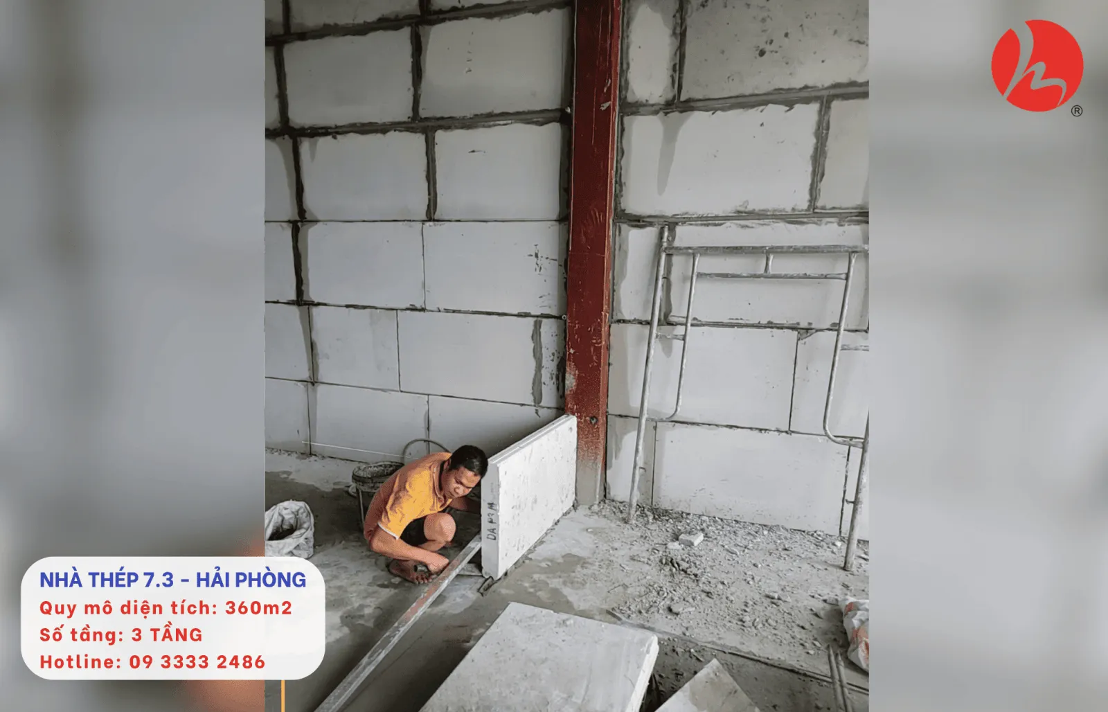 Thợ thi công căn chỉnh tấm bê tông nhẹ bằng thước thủy